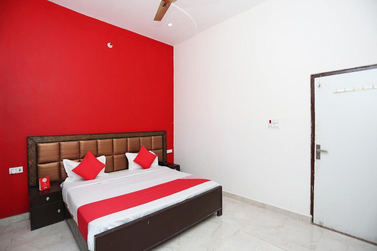 Oyo 29517 Hotel Barsana Palace Chhata Kültér fotó