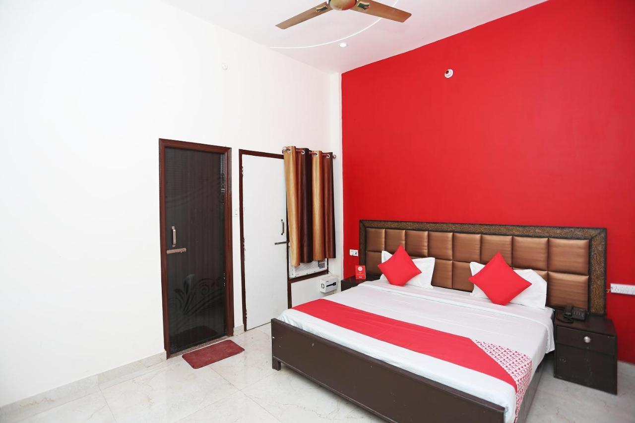 Oyo 29517 Hotel Barsana Palace Chhata Kültér fotó