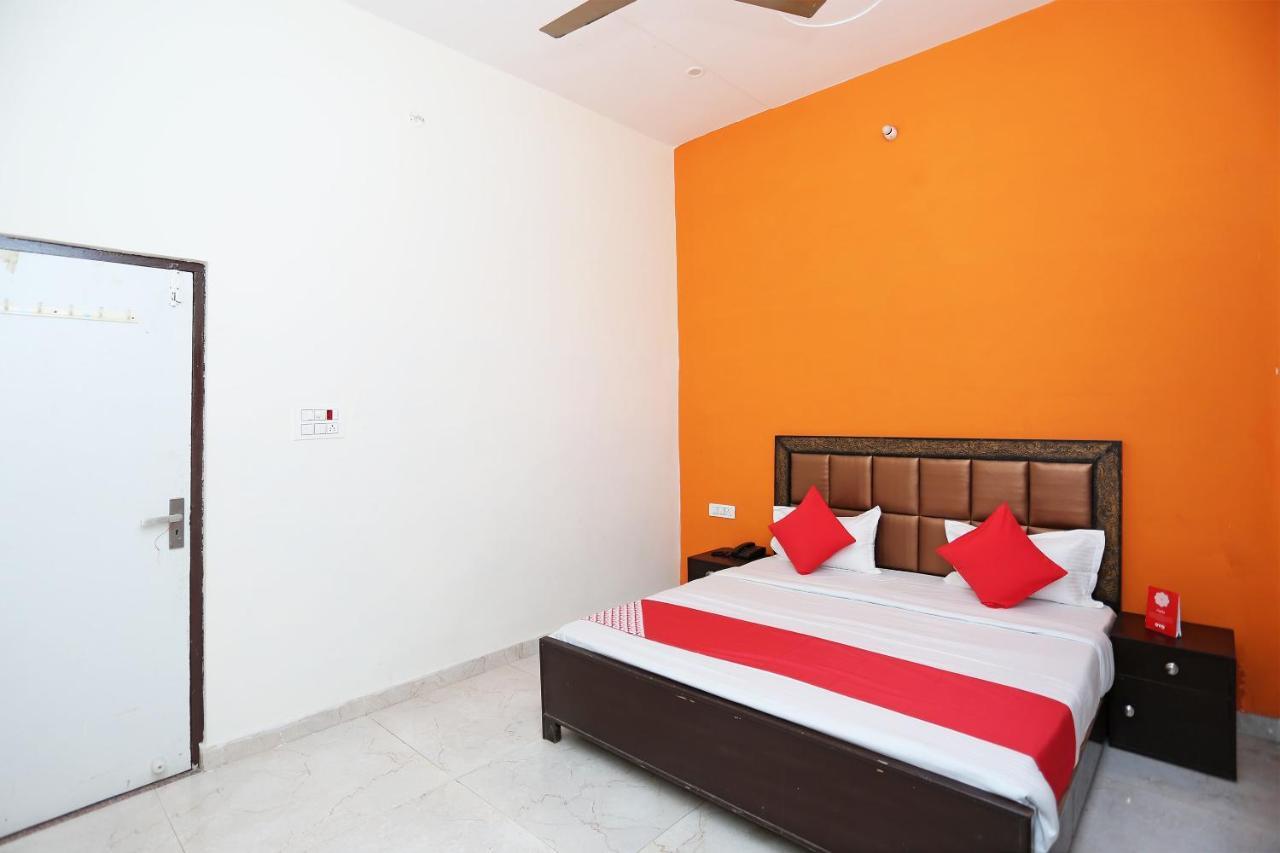 Oyo 29517 Hotel Barsana Palace Chhata Kültér fotó