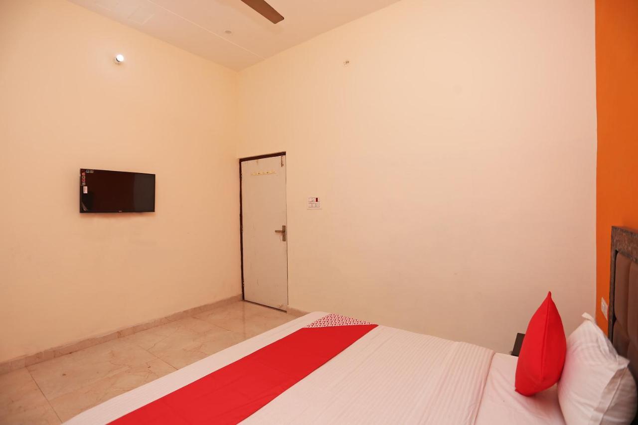 Oyo 29517 Hotel Barsana Palace Chhata Kültér fotó