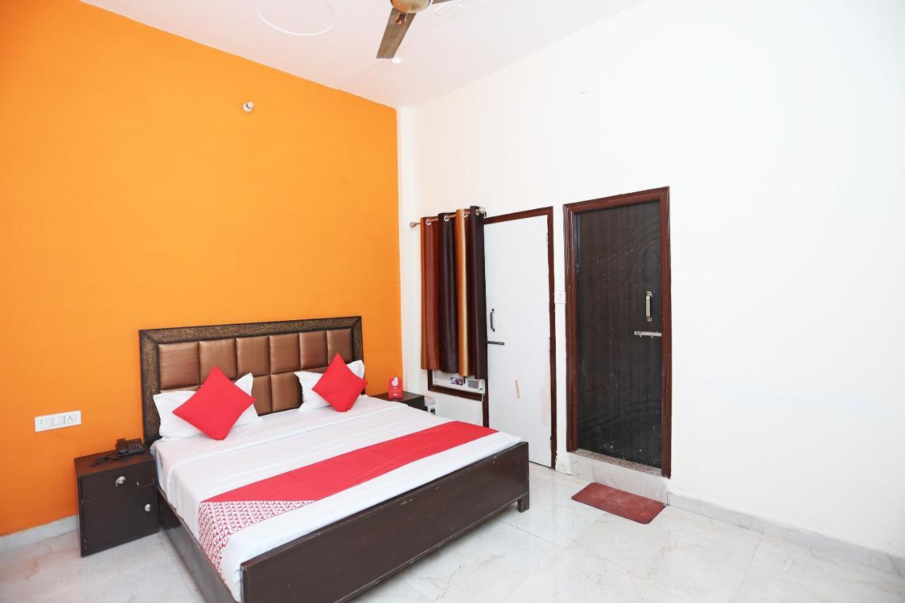 Oyo 29517 Hotel Barsana Palace Chhata Kültér fotó