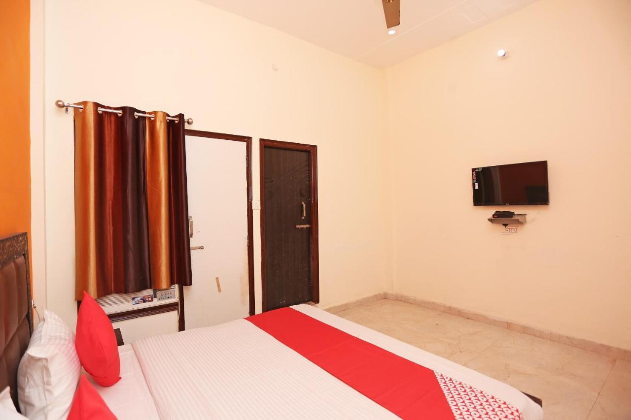 Oyo 29517 Hotel Barsana Palace Chhata Kültér fotó