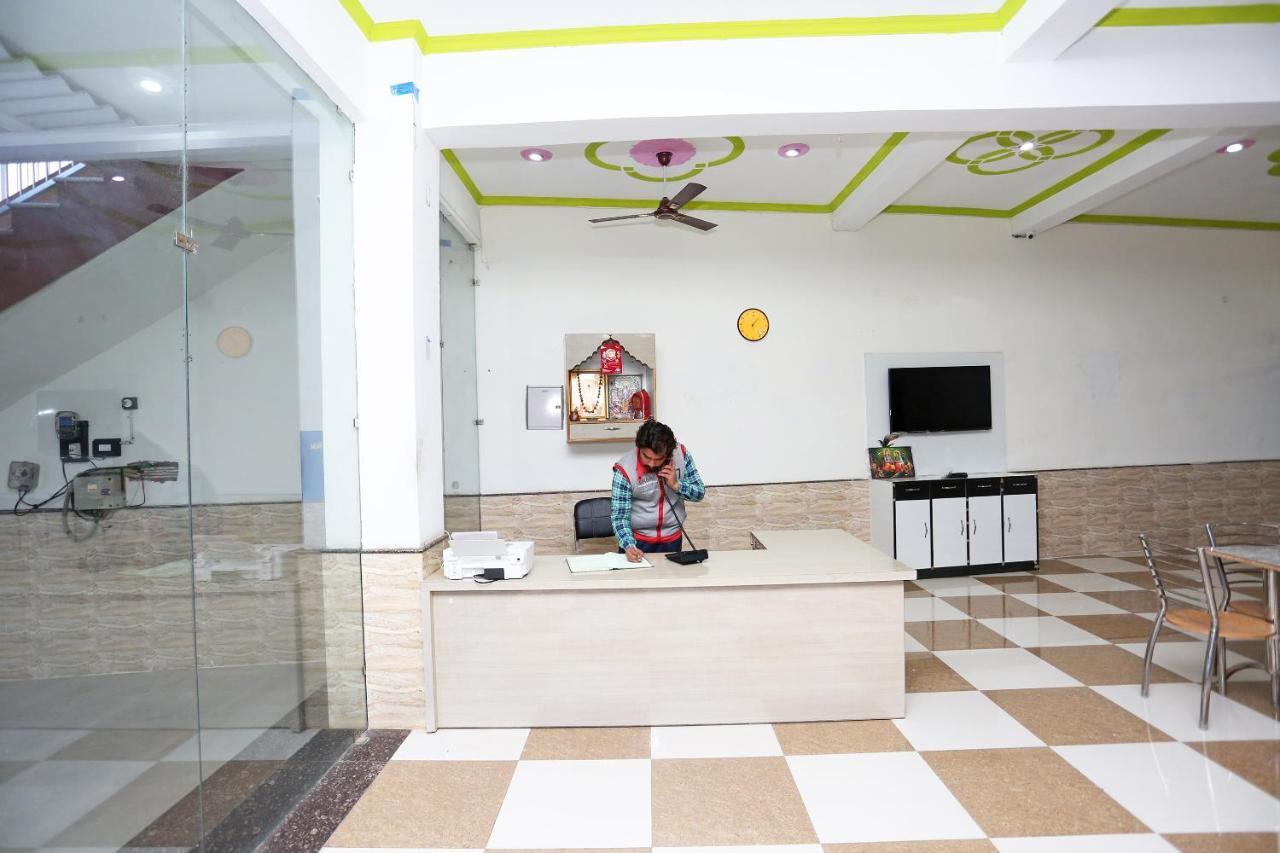 Oyo 29517 Hotel Barsana Palace Chhata Kültér fotó