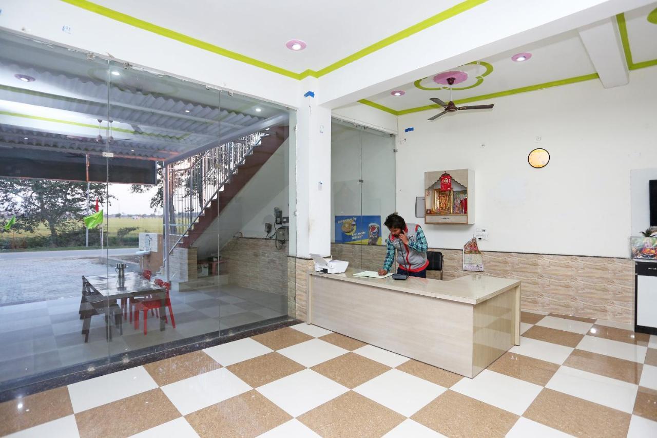 Oyo 29517 Hotel Barsana Palace Chhata Kültér fotó